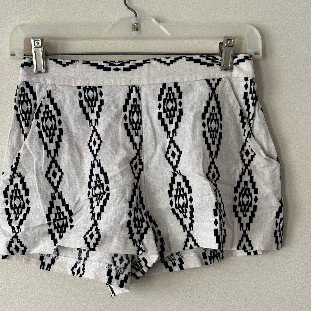 Everly Geometric Print Shorts With Pockets Black White Size Small NWOT